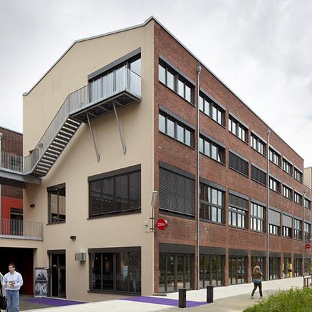 Gebaeude der umgebauten Schwanenhoefe in Duesseldorf mit Gehweg und Stahltreppe