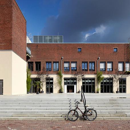 Treppe mit Gelaender die hinauffuehrt zum Eingang der Schwanenhoefe in Duesseldorf
