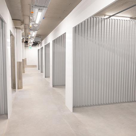 Flur der Selbstlagerhalle Shurgard in Neuss von innen mit Blick auf viele offene grosse Lagerraeume