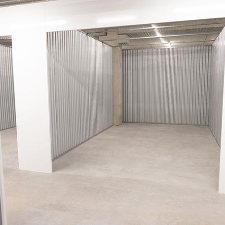 Flur der Selbstlagerhalle Shurgard in Neuss von innen mit Blick auf viele offene grosse Lagerraeume