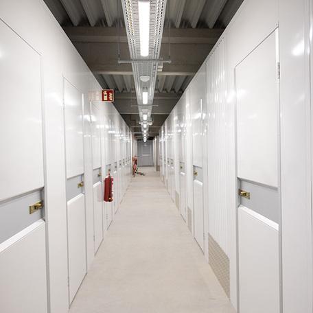 Langer Flur der Selbstlagerhalle Shurgard in Neuss von innen mit Blick auf viele geschlossene kleine Lagerraeume