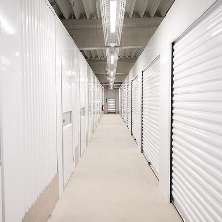 Langer Flur der Selbstlagerhalle Shurgard in Neuss von innen mit Blick auf viele geschlossene grosse und kleine Lagerraeume