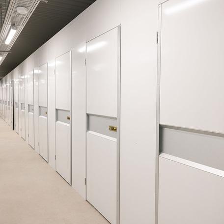 Selbstlagerhalle Shurgard in Neuss von innen mit Fokus auf viele geschlossene Tueren der kleinen Lagerraeume