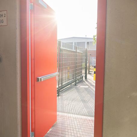 Eingang und Ausgang der Selbstlagerhalle Shurgard in Neuss