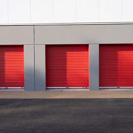 Selbstlagerhalle Shurgard in Neuss von aussen mit grossen roten Garagentoren