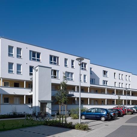 Gebaeude des sozial Senioren Wohn- und Pflegezentrum in Bocholt von aussen mit weisser Fassade und Parkplaetzen