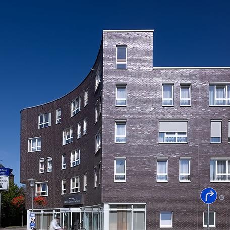 Eingang des Gebaeude des Senioren Wohn- und Pflegezentrum in Bocholt mit grauer Fassade