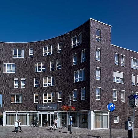 Eingang von aussen mit Glasfront des Gebaeudes des sozial Senioren Wohn- und Pflegezentrum in Bocholt