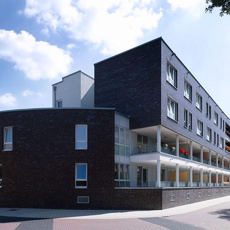 Gebaeude des sozial Senioren Wohn- und Pflegezentrum in Bocholt von aussen mit dunkelgrauer Fassade und Balkonen