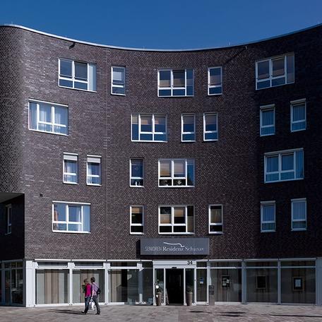 Fokus auf gewölbten Eingang mit Glasfront des Gebaeude des Senioren Wohn- und Pflegezentrum in Bocholt