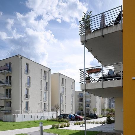 Wohnkomplex des Seniorenpflegezentrum in Wuppertal von aussen mit beiger Fassade, Balkonen, Terasse, Parkplaetzen und Gehwegen