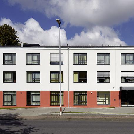 Frontalansicht des Seniorenpflegezentrum in Alsdorf von aussen mit braun-roter und weisser Fassade und Eingang