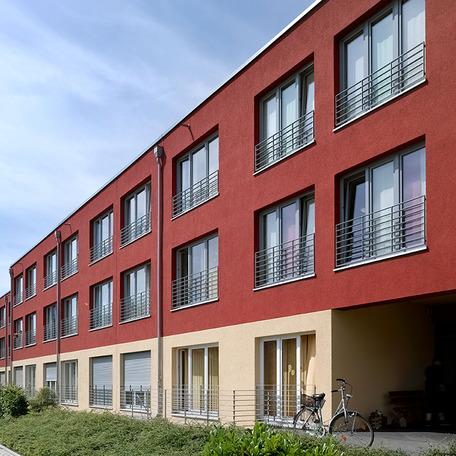 Seniorenzentrum in Duisburg von aussen mit Fokus auf die rot beige Fassade