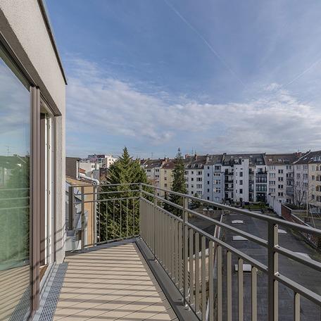 Ausblick von einem Balkon einer Wohnung in Duesseldorf Lindenstrasse auf die Nachbarhaeuser im Innenhof mit grauem Gelaender