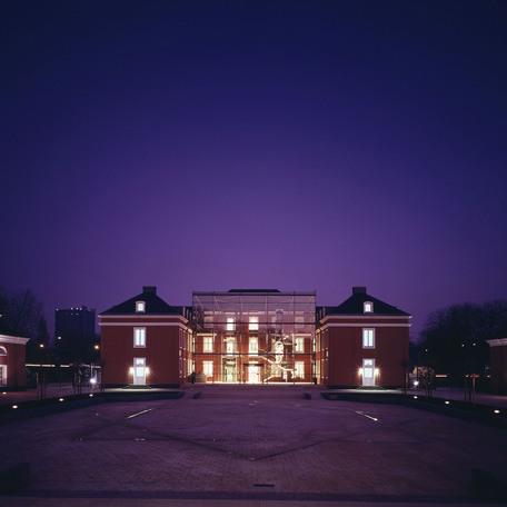 Beleuchteter Anbau des Schlosses in Oberhausen bei Nacht