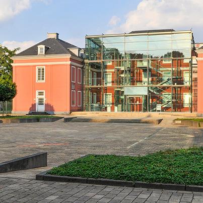 Glashausanbau am Schloss in Oberhausen und Parkplaetze