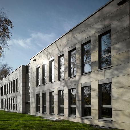 Verwaltungsgebaeude in Duisburg von aussen mit Fokus auf grauer Fassade und Fenster