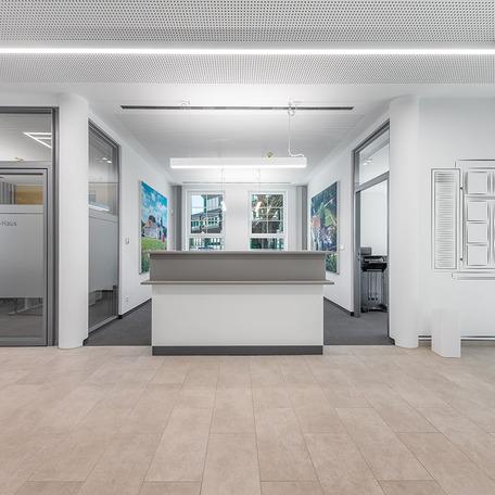 Frontalansicht auf den Empfang des Gebaeude der Stadtsparkasse nach dem Wiederaufbau in Schwelm mit den hellen Empfangstresen und Bueroraeumen
