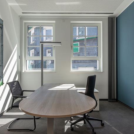 Buero des Gebaeude der Stadtsparkasse nach dem Wiederaufbau in Schwelm von innen mit Arbeitstisch und zwei Stuehlen