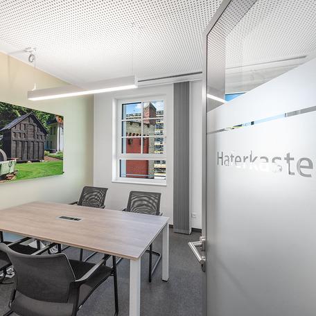 Bueroraum des Gebaeude der Stadtsparkasse nach dem Wiederaufbau in Schwelm mit Moebeln und weissen Waenden