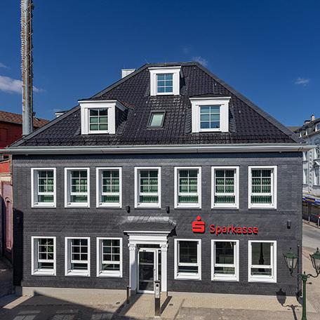 Frontalansicht auf das Gebaeude der Stadtsparkasse nach dem Wiederaufbau in Schwelm von aussen