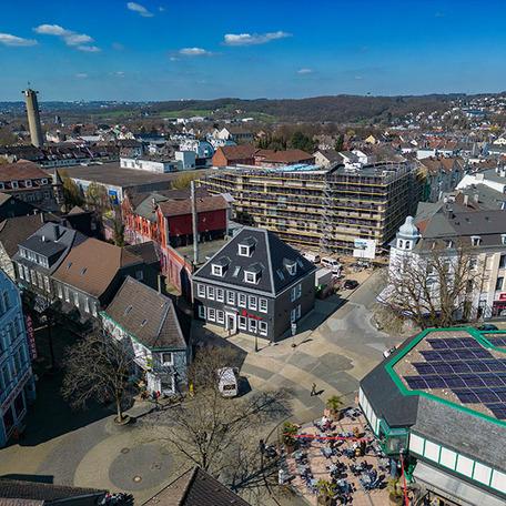 Drohnenansicht des Gebaeude der Stadtsparkasse nach dem Wiederaufbau in Schwelm mit Stadtumgebung