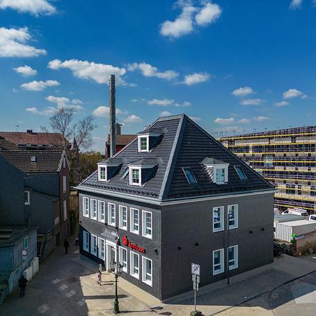 Vogelperspektive auf das Gebaeude der Stadtsparkasse nach dem Wiederaufbau in Schwelm von aussen