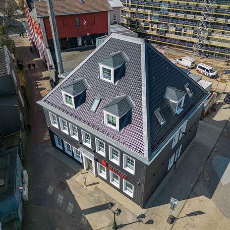 Drohnenansicht mit Fokus auf das Gebaeude der Stadtsparkasse nach dem Wiederaufbau in Schwelm von aussen mit grauer Fassade und Dach