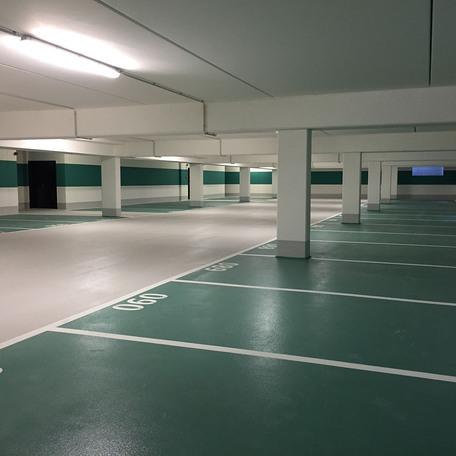 Tiefgarage des Wohn- und Gewerbekomplexes in Bonn mit vielen Parkplaetzen