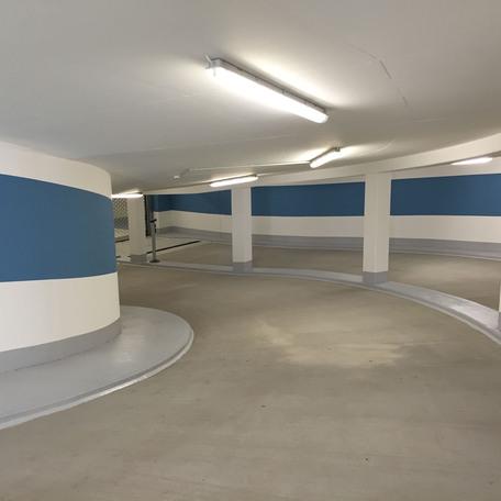 Kurveneinfahrt in die Tiefgarage des Wohn- und Gewerbekomplexes in Bonn