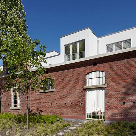 Hintere Teil des Wohn- und Gewerbekomplex in Duesseldorf von aussen mit Gittertoren und Gitterfenstern