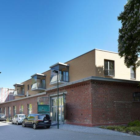 Wohn- und Gewerbekomplex in Duesseldorf von aussen mit Balkonen und einer grossen Glastuer