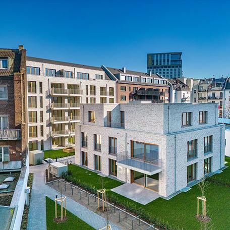 Wohnkomplex Moll in Duesseldorf bestehend aus drei Gebaeuden mit Fokus auf das Haus im Hinterhof