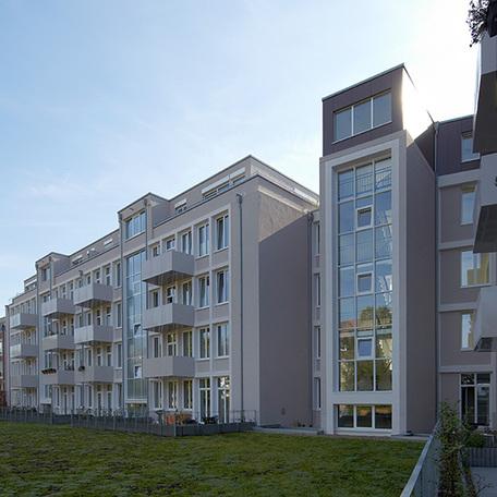 Wohnkomplex in Muenster mit weisser Fassade, Balkonen und vielen Fenstern