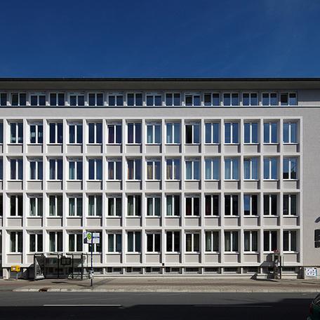 Frontansicht des Wohnkomplexes in Muenster mit weisser Fassade und vielen Fenstern