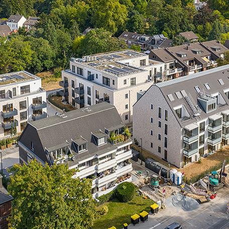 Drohnenansicht der drei Wohngebaeude gegenueber Zoo in Krefeld