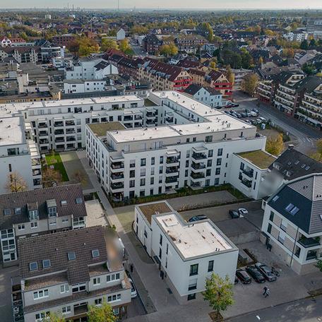 Drohnenansicht des gesamten Wohnquatiers in Moers mit Zufahrt