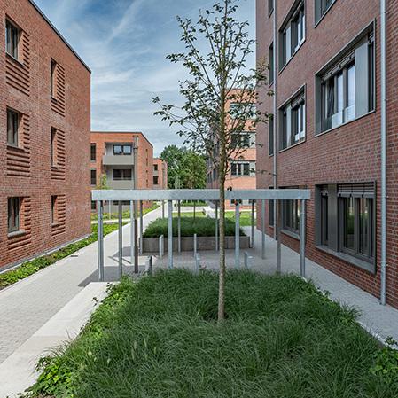 Wohn- und Gewerbequatier York in Muenster von aussen mit Klinkerfassade, Gehwegen und Fahrradueberdachung