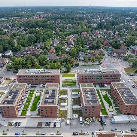 Drohnenansicht aller Gebaeudereihen des Wohnquatier York in Muenster aus der Vogelperspektive mit Solarpanelen auf den Daechern
