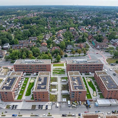 Drohnenansicht aller Gebaeudereihen des Wohnquatier York in Muenster aus der Vogelperspektive mit Solarpanelen auf den Daechern