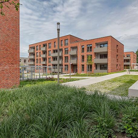 Gebaeudereihen des Wohnquatier York in Muenster mit Klinkerfassade, Balkonen, Gehwegen, Fahrradstaendern