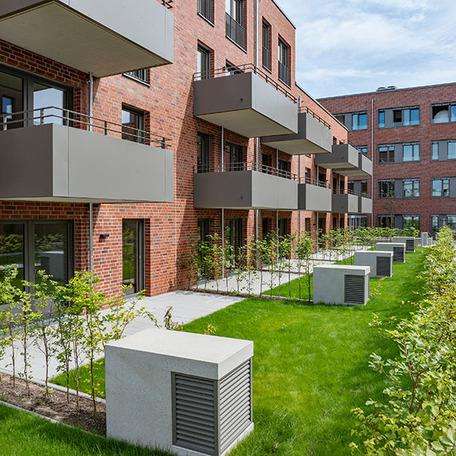 Gebaeudereihen des Wohnquatier York in Muenster mit dem Fokus auf die Balkone und Terassen mit Gaerten