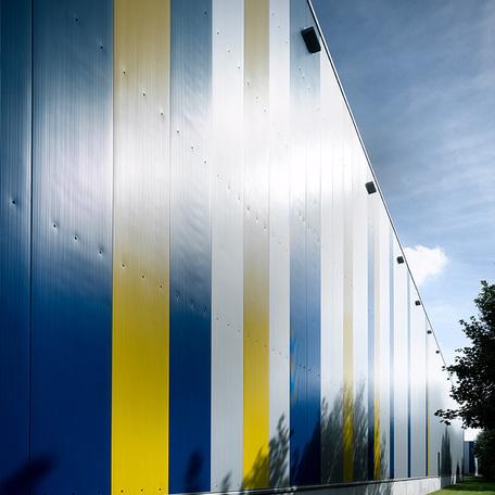 Seitenansicht des Zentrallagers in Luettow-Valluhn von aussen mit blau gelben Streifen an der Fassade