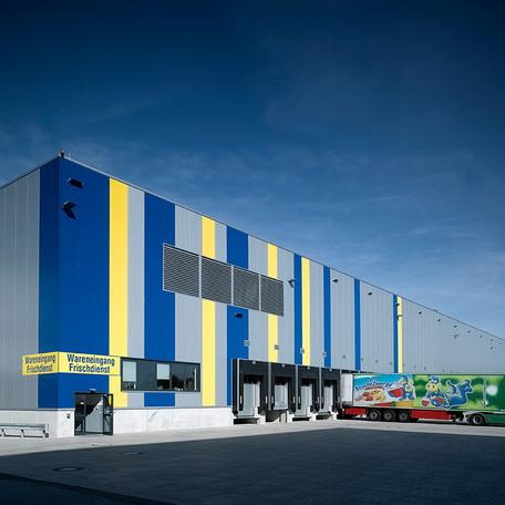 Wareneingang des Zentrallagers in Luettow-Valluhn von aussen mit LKW Anfahrt zum Abladen von Lieferungen