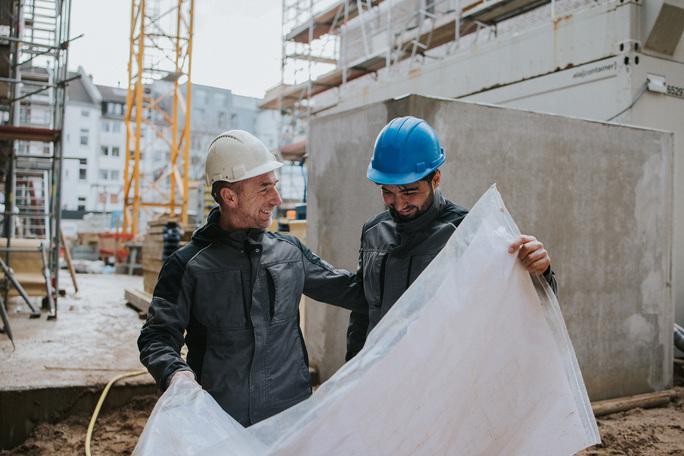 mitarbeiter_mit_bauplan_ausbilder_auszubildender_schmeing_baustelle