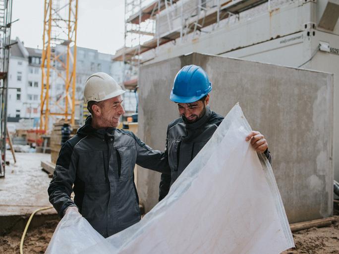 mitarbeiter_mit_bauplan_ausbilder_auszubildender_schmeing_baustelle