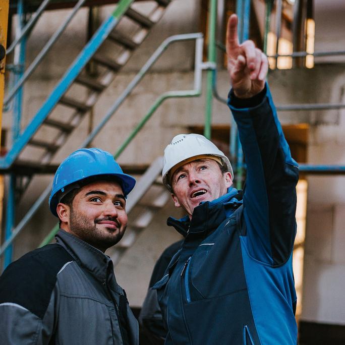 mitarbeiter_erklaerung_ausbilder_auszubildender_schmeing_baustelle