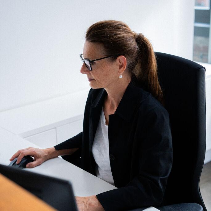 mitarbeiterin_buero_bei_der_arbeit_schmeing_development_duesseldorf