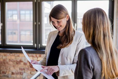 mitarbeiterinnen_absprache_bauplan_schmeing