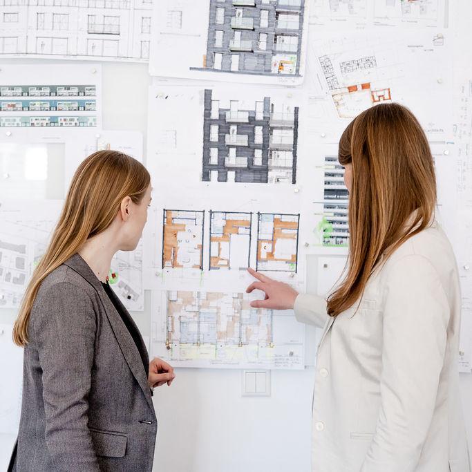 mitarbeiterinnen_besprechung_von_bauplaenen_schmeing mitarbeiterinnen_besprechung_von_bauplaenen_schmeing